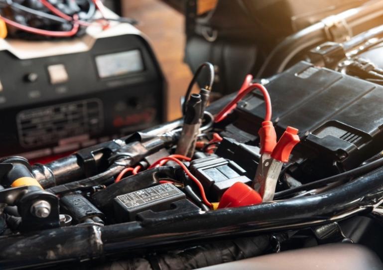 Tips agar menjadikan aki motor tetap awet salah satunya yang memeriksa kondisi perapiannya dengan mengecasnya. IST