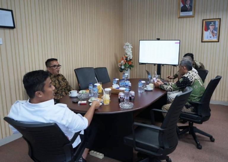 Wagub Sumbar, Vasko Rusiemy bersama Kepala Bapenda Sumbar, Syefdinon saat membahas pemutihan pajak ranmor di Sumbar, kemarin. IST