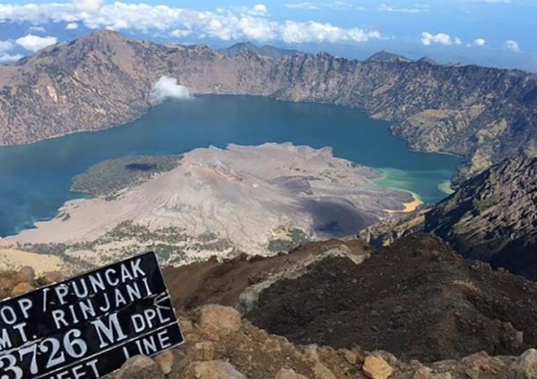 Danau Segara Anak dilihat dari puncak Gunung Rinjani, Lombok, IST