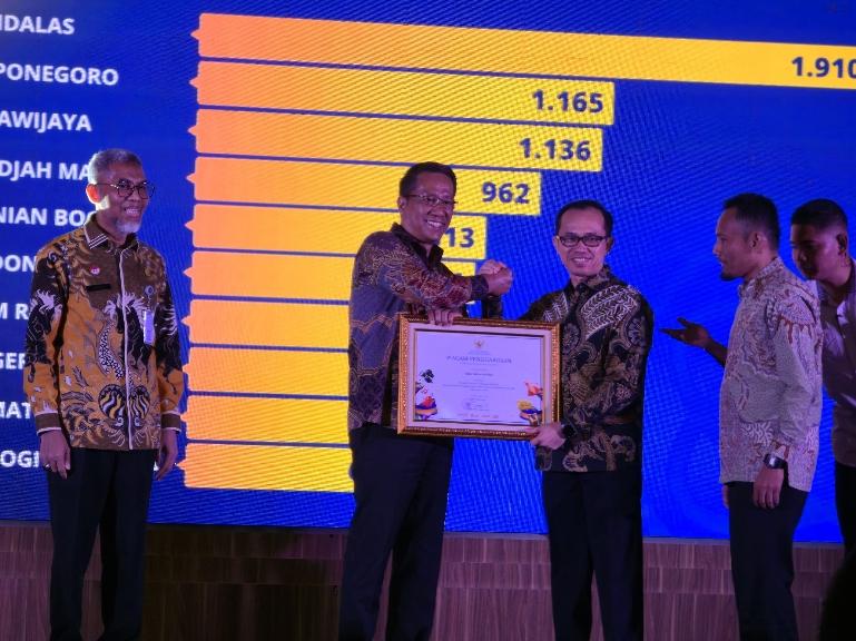 Menteri Hukum RI, Supratman Andi Agtas menyerahkan penghargaan kepada Rektor Universitas Andalas Efa Yonnedi, Ph.D.