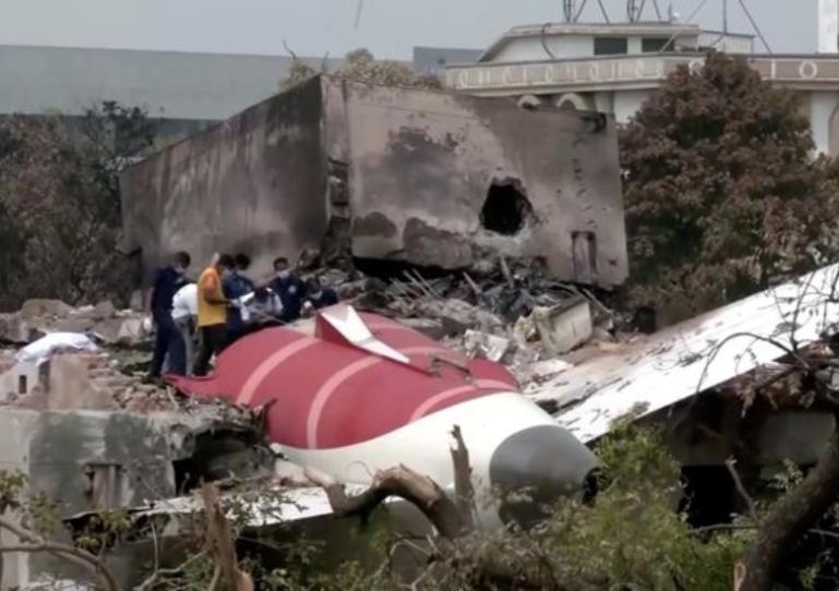 Puing pesawat Air India yang jatuh menimpa pemukiman warga di Ahmedabad. IST