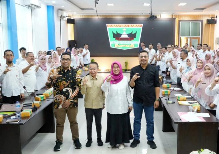Kepala Diskominfotik Sumbar, Siti Aisyah bersama narasumber dan peserta workshop penyusunan DIP, Rabu (25/6/2025). IST