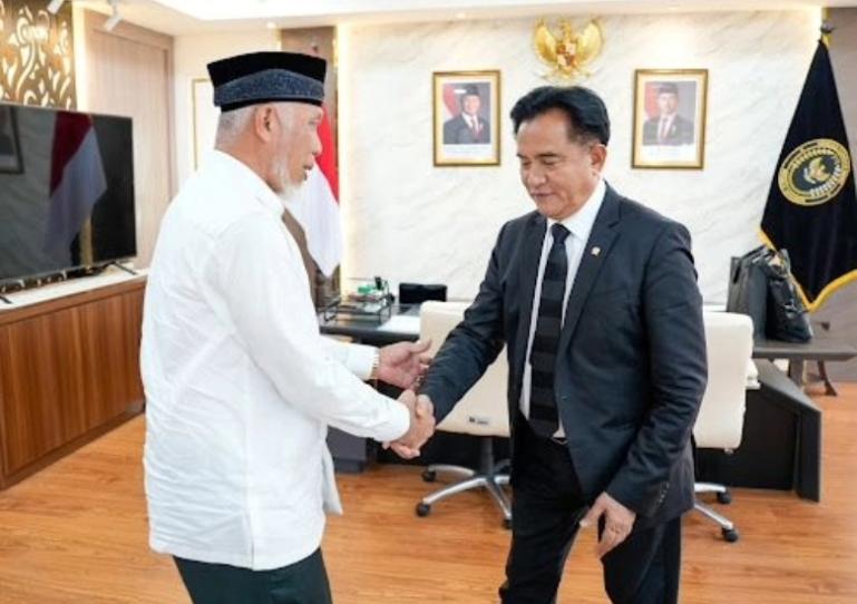 Gubenur Sumbar, Mahyeldi temui Menko Bidang Hukum, Hak Asasi Manusia, Imigrasi, dan Pemasyarakatan, Yusril Ihza Mahendra, di Jakarta, Jumat (13/6/2025) lalu. IST