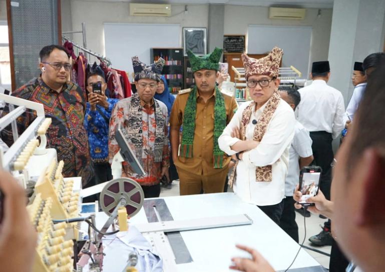 Wagub Sumbar Vasko Ruseimy dampingi Menteri P2MI (Perlindungan Pekerja Migran Indonesia), Abdul Kadir Karding, meninjau salah satu pelaku UMKM, di Padang, Senin (2/6/2025). IST