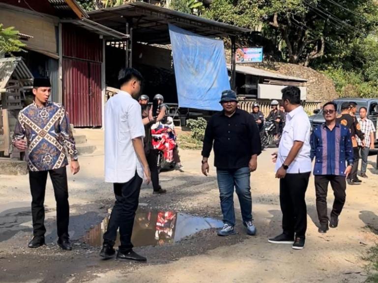 Wagub Sumbar Vasko Rusiemy didampingi Wako Sawahlunto, Riyanda Putra meninjau jalan rusak di kota itu, Jumat (27/6/2025). IST