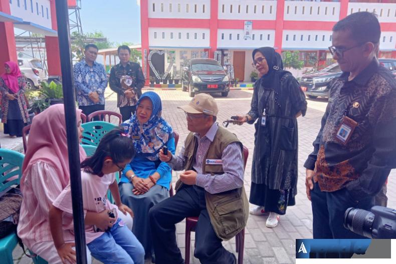 Kepala Badan Bahasa, Hafidz Muksin mewakili Mendikdasmen didamping Kepala Balai Bahasa Sumbar, Rahmat dialog dengan orang tua murid saat sidak SPMB di SD Negeri 02 Kayu Kalek, Kota Padang, Kamis (26/6/2025). (dok : arunala.com)