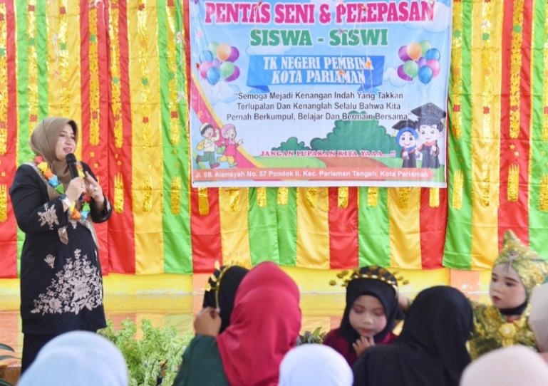 Bunda PAUD Kota Pariaman, Yosneli Balad hadiri pelepasan para siswa TK Pembina di kota itu, Rabu siang (4/6/2025). IST