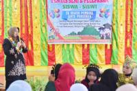 Yosneli Balad Apresiasi Pentas Seni Meriahkan Pelepasan Para Siswa TK Pembina Kota Pariaman