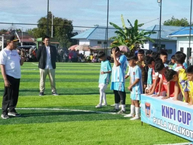 Wakil Wali Kota Padang, Maigus Nasir, saat membuka turnamen Festival Sepak Bola Usia Dini KNPI Cup U-12 di Padang, Rabu (9/7/2025). IST