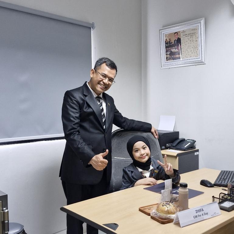 GM cilik Haura Nazhifa Fayerniq bersama GM Hotel Santika Premiere Padang H. Ainur R. Mustamar, CHA. IST
