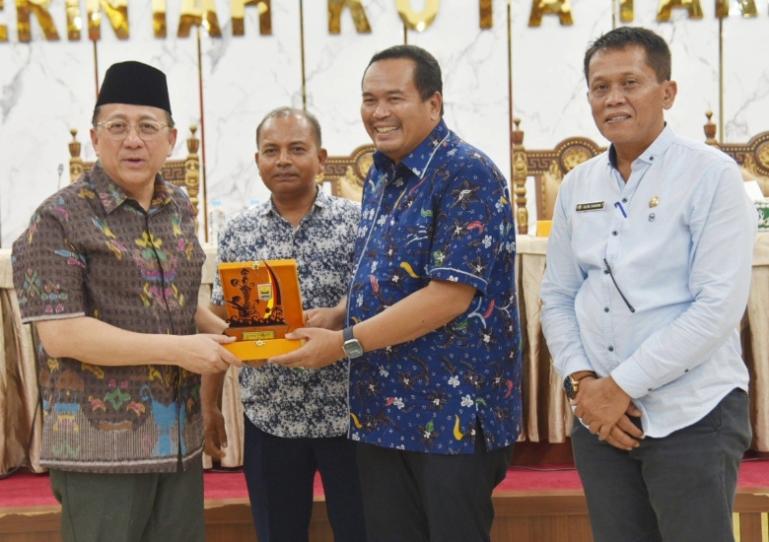 Wali Kota Pariaman, Yota Balad serahkan souvenir berupa plakat Tabuik kepada Anggota DPD RI, Irman Gusman yang kunker ke kota itu, Jumat (25/7/2025). IST