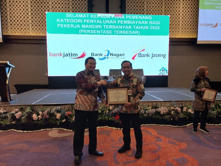 Dirut Bank Nagari Gusti Candra saat menerima salah satu penghargaan dari BP Tapera di Grand Mercure Padang, Rabu (23/7/2025). IST
