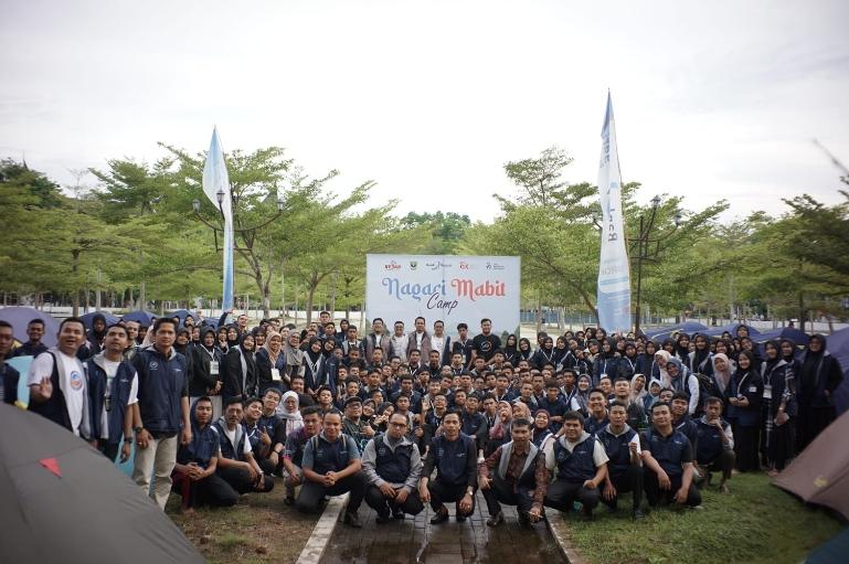 Ratusan siswa peserta Mabit Camp Bank Nagari foto bersama. IST