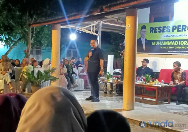 Wakil Ketua DPRD Sumbar, M Iqra Chissa Putra saat reses perorangan di Tanjung Aur, Balai Gadang, Koto Tangah, Selasa malam (29/7/2025). (dok : arunala.com)