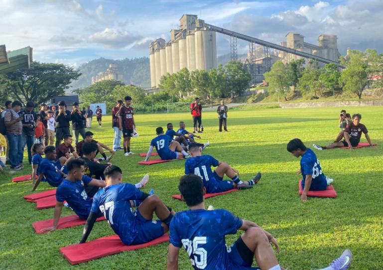 Pemain dari skuad Semen Padang FC mengikuti sesi latihan sebelum turun laga. IST