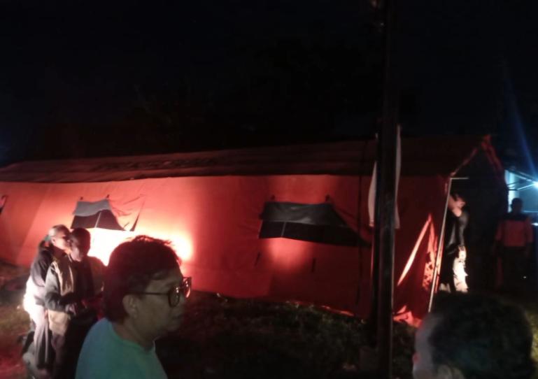 Terlihat tenda pengungsian disiapkan BPBD Kota Padang bagi korban kebakaran di Parak Gadang Timur untuk tempat berlingdung sementara, Minggu (6/7/2025). (dok : bpbd kota padang)