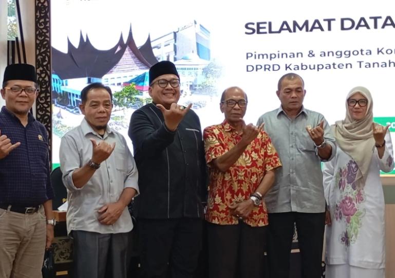 Ketua tim pakar DPRD Sumbar, M Nurnas seusai berddialog dengan pimpinan dan anggota Komisi III DPRD Kabupaten Tanahdatar, Senin (30/6/2025). IST