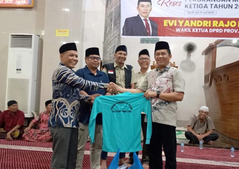 Wakil Ketua DPRD Sumbar, Evi Yandri Rajo Budiman serahkan baju seragam bagi anak nagari Kuranji yang tergabung dalam Forum Komunikasi RT RW saat reses di Masjid Raya Durian Tarung, Kota Padang, Jumat malam (25/7/2025). IST