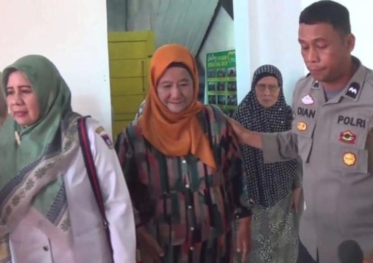 Bhabinkamtibmas Kelurahan Banuaran, Aipda Dian Wihendro Ratno atau lebih dikenal Dian Pitok bersama para lansia di sekolah Lansia yang ia kembangkan. IST
