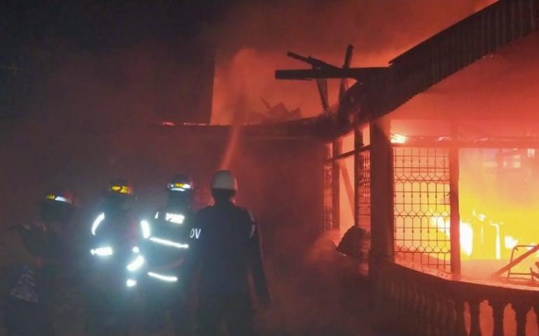 Terlihat petugas Damkar berusaha memadamkan api yang membakar satu rumah warga di Kelurahan Seberang Padang Utara, Selasa dini hari (1/7/2025). IST