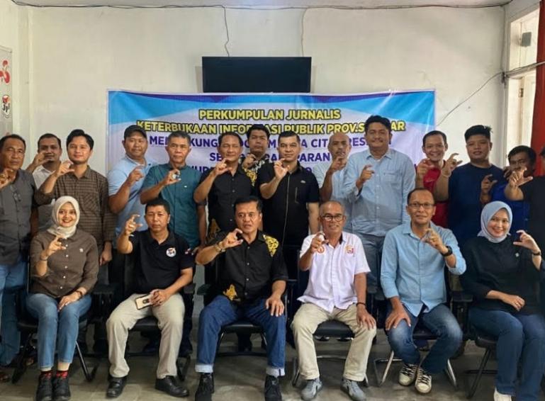 Foto bersama PJKIP Sumbar dan jajaran Subdit 1  Dit Intelkam Polda Sumbar seusai silaturahmi di Padang, Kamis (17/7/2025). IST