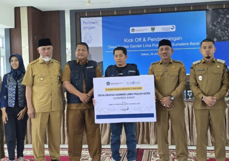 Gubernur Mahyeldi dan Kepala Kanwil DJPb Sumbar, Mohammad Dody Fachrudin, serahkan dana simultan pada kelompok petani Gambir di Kabupaten Limapuluh Kota, Selasa (29/7/2025). IST
