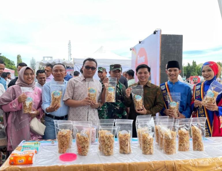 Anggota DPRD Sumbar Ade Putra bersama Dinas Kebudayaan Sumbar beserta Forkopimda di salah satu stand peserta Festival Rang Muda, Sabtu (12/7/25) lalu. IST
