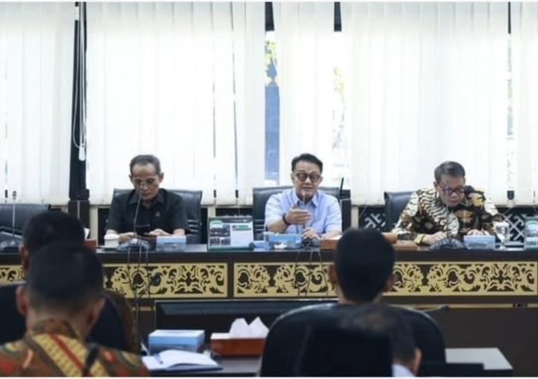 Suasana rapat pematangan RPJMD Sumbar dilakukan tim pansus DPRD Sumbar dengan mitra kerja terkait, Kamis (26/6/2025). IST