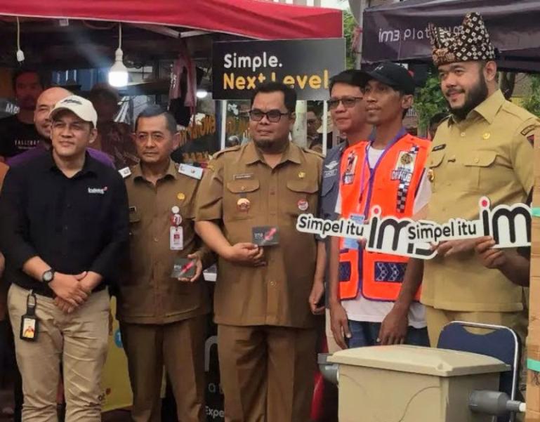 Wali Kota Padang, Fadly Amran saat meresmikan Pasar Kuliner Jati, dan brand IM3 ikut berkontribusi dalam mendukung usaha pelaku UMKM di lokasi itu. IST