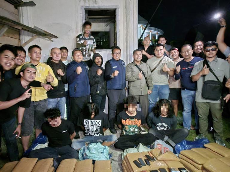BNNP Sumbar dan tim gabungan berhasil menggagalkan pengiman 100 kg ganja kering, dan juga menangkap empat kurit, Kamis (17/7/2025) dini hari. IST