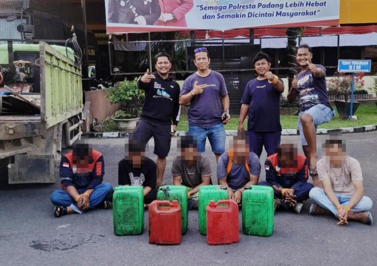 Enam orang diduga pelaku pencurian solar saat berhasil ditangkap jajaran Reskrim Polresta Padang, Senin malam (7/7/2025). IST
