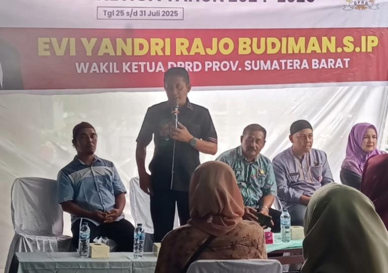Wakil Ketua DPRD Sumbar Evi Yandri Rajo Budiman menampung aspirasi masyarakat saat reses perorangan di Kelurahan Padang Besi, Luki, Jumat sore (25/7/2025). IST