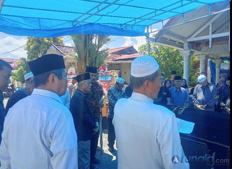 Ketua LKAAM Sumbar, Fauzi Bahar Datuak Nan Sati saat melayat ke rumah duka, Rabu siang (23/7/2025). (dok : arunala.com)