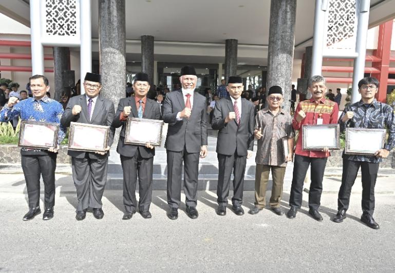Gubernur Sumbar Mahyeldi bersama pihak pemkab dan pemko yang tercepat dalam membentuk Koperasi Merah Putih di Padang, Kamis (17/7/2025). IST