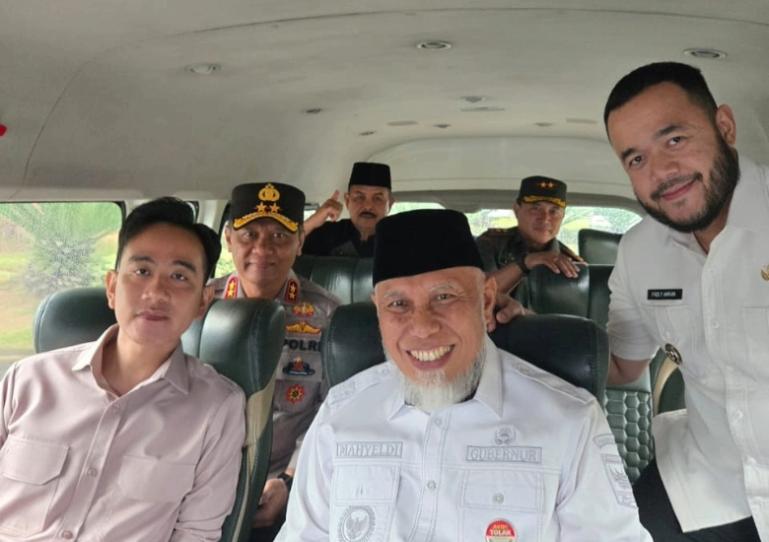 Kebersamaan Gubernur Sumbar Mahyeldi dan Wapres Gibran Rakabuming Raka saat kunjungan kerja di Padang, Rabu (30/7/2025). IST