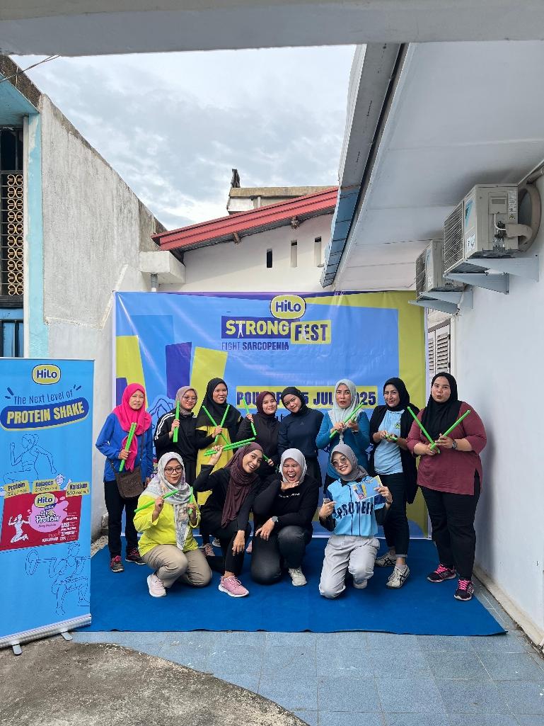 Foto bersama usai olahraga Pound Fit saat Peringatan Hari Sarcopena Sedunia di Nutrihub Padang, Sabtu (5/7). IST