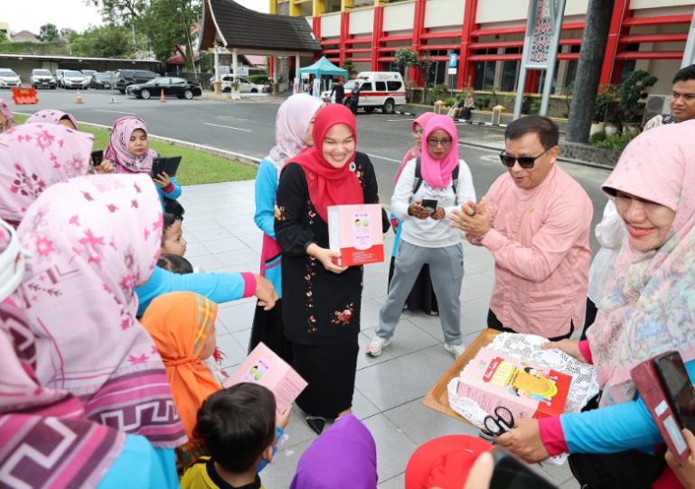 Anggota DPD/MPR RI Dapil Sumbar Muslim M Yatim Ketua GOW Kota Pariaman Ny Dina Mulyadi bersama anak-anak PAUD saat di lapangan kantor Gubernur Sumbar, Rabu (30/7/2025).  IST