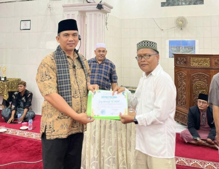 Camat Lubeg, Noviandi Amir serahkan sertifikat pembentukan grup Barjanzi kepada pengurus Masjid Nurul Iman Buah Patai Kelurahan Batuang Taba Nan XX, Rabu malam (23/7/2025). IST