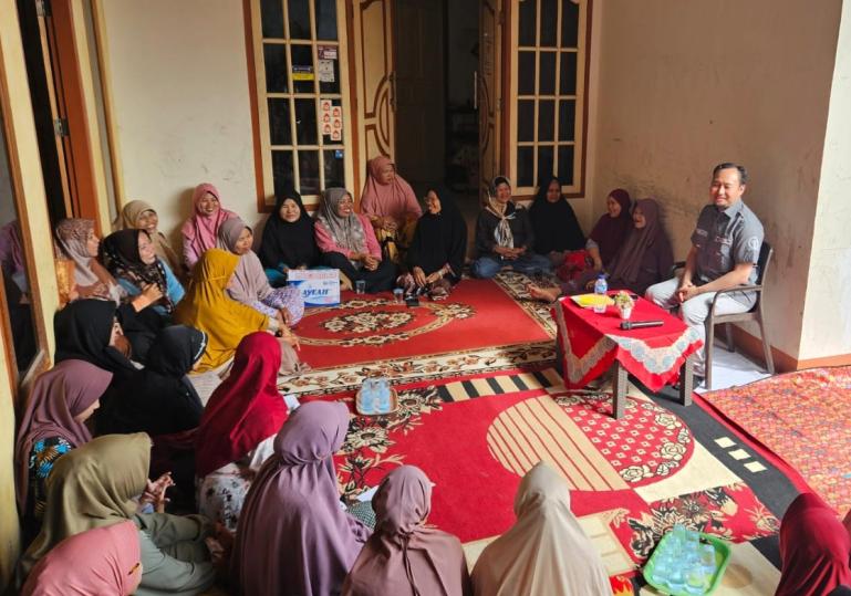 Anggota Komisi IV DPR RI, Rahmat Saleh berdialog dengan para anggota KWT Durian Tarung di Padang, Minggu (13/7/2025). IST