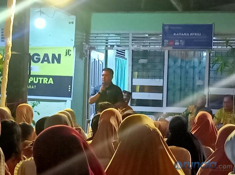 Wakil Ketua DPRD Sumbar, M Iqra Chissa Putra saat jemput aspirasi masyarakat Komplek PJKA Kampung Melayu 2, Kelurahan Cupak Tangah, Pauh, Kota Padang, Minggu malam (27/7/2025). (dok : arunala.com)