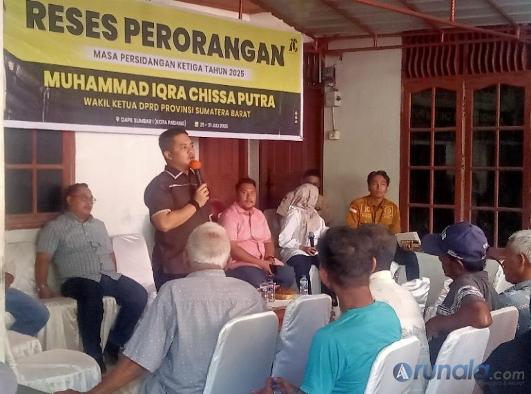 Wakil Ketua DPRD Sumbar, M Iqra Chissa Putra temui masyarakat saat reses dapil di Kampung Jambak, Lubuk Lintah, Kota Padang, Senin sore (28/7/2025). (dok : arunala.com)