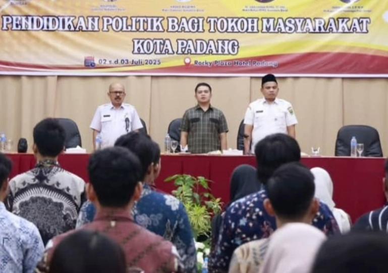 Wakil Ketua DPRD Sumbar, Muhammad Iqra Chissa Putra saat jadi pembicara dalam bimtek Pendidikan Politik bagi Tokoh Masyarakat di Padang, Kamis (3/7/2025). IST