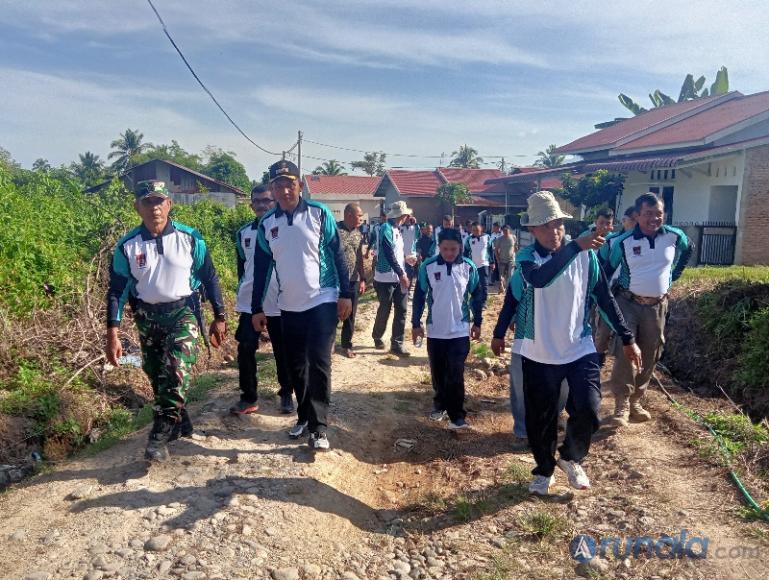 Camat Lubeg Noviandi Amir bersama Lurah Kampung Jua, dan perangkat RT 01 RW 01 tinjau lokasi yang akan bangun drainase secara gotong royong, Minggu (20/7/2025). (dok : arunala.com)