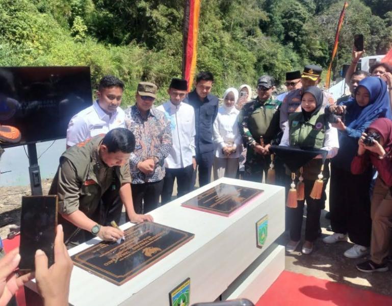 Kepala BNPB Letjen TNI  Suharyanto disaksikan Wagub Sumbar, Vasko Ruseimy resmikan jalan dan jembatan,  Jumat (4/7/2024). IST