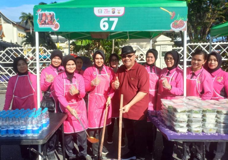 Ketua DPRD Sumbar, Muhidi saat hadir dalam kegiatan memasak rendang (randang) daging oleh Polda Sumbar,  Minggu pagi (22/6/2025). IST