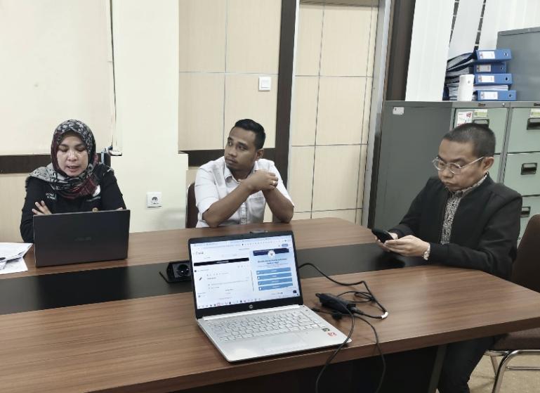 Ketua KI Sumbar Musfi Yendra bersama Ketua Monev 2025, Mona Sisca saat bimtek monev  2025 dengan badan publik, Senin (14/7/2025). ISTp
