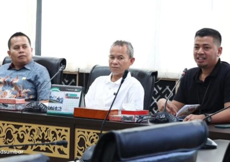 Kabag Persidangan dan Perundang-Undangan Sekretariat DPRD Sumbar, Zardi Syahrir menerima kunjungan kerja Komisi gabungan DPRD Kabupaten Dharmasraya, Rabu (9/7/2025). IST