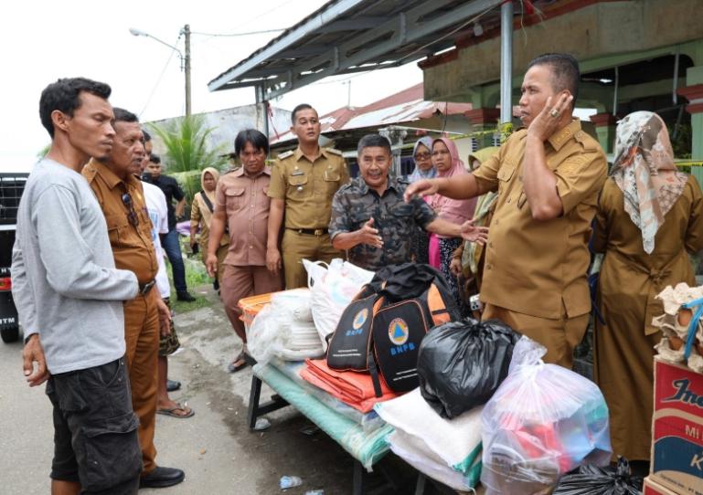 Wawako Pariaman, Mulyadi serahkan bantuan pada korban kebakaran yang terjadi di Desa Naras Hilir, Pariaman Utara, Selasa (29/7/2025). IST