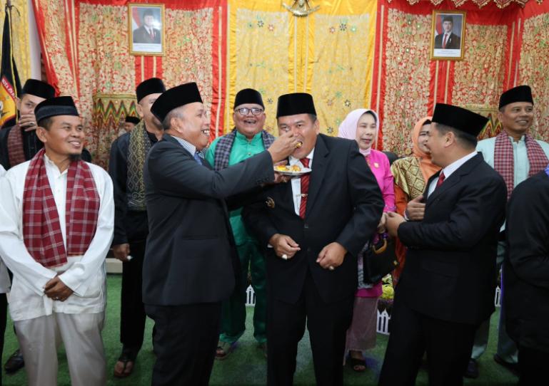 Wali Kota Yota Balad disuapi Wakil Wali Kota Mulyadi saat peringatan HUT ke-23 tahun Kota Pariaman,  Rabu (2/7/2025). IST