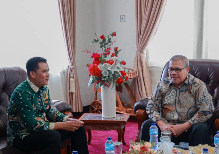 Ketua DPRD Sumbar, Muhidi saat dialog dengan Kepala Istana Bung Hatta, Zulkarnain saat kunjungan kerja ke tempat itu, Sabtu (28/6/2025). IST